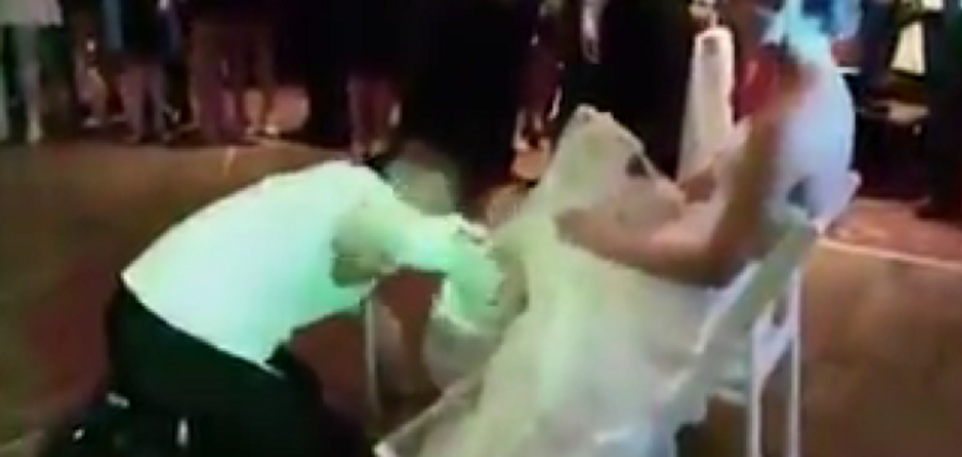 Пьяный жених любовным танцем довел невесту до слез: видеофакт