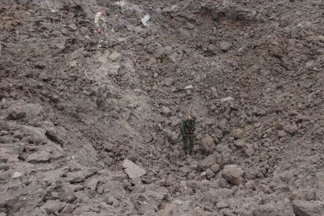 На месте взрыва в Донецке образовалась огромная воронка: фотофакт