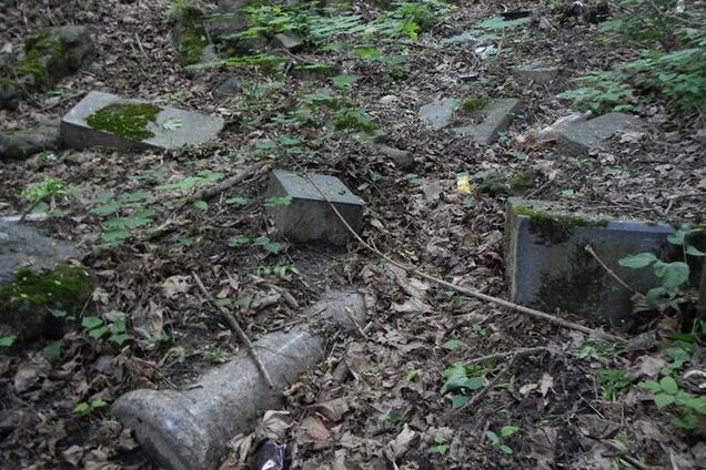 Киянин виявив у парку розкидані могильні плити: фотофакт
