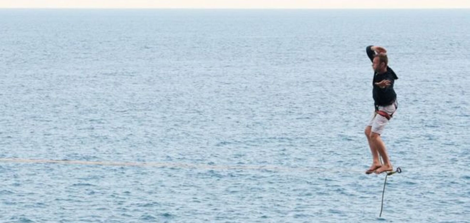 Бесстрашные люди: яркие фото прогулок над пропастью и водой