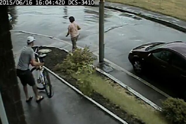 В Киеве воры за минуту украли велосипед с замком: видеофакт