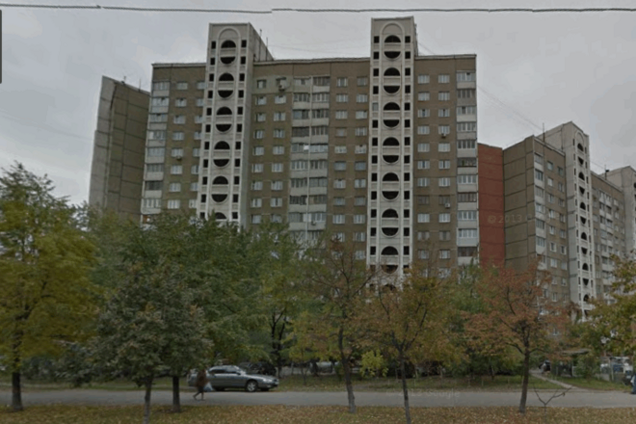 В Киеве с крыши 17-этажного дома выпал мужчина