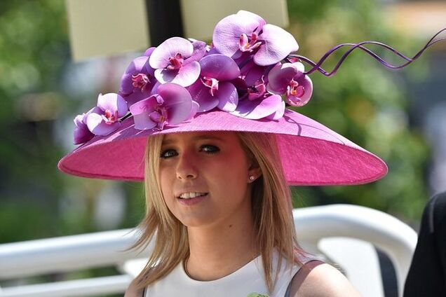 На заметку Кате Осадчей: потрясающие шляпки, в которых британки ходят на скачки