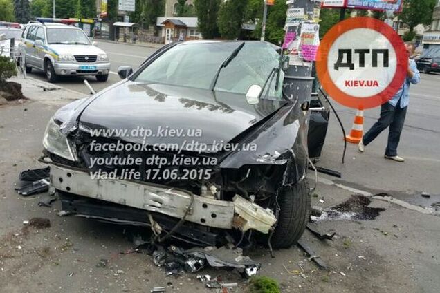 У Києві 'Лексус' вилетів на тротуар і протаранив стовп: фото з місця ДТП
