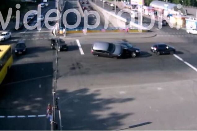 У Києві дівчина влаштувала каскадерське ДТП: відеофакт