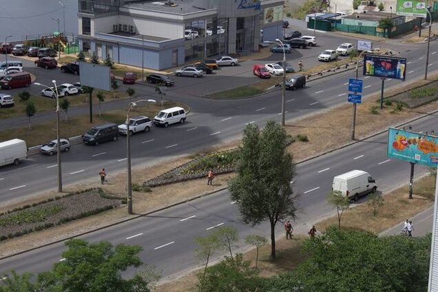 В Киеве коммунальщики взялись косить сухую траву: фотофакт