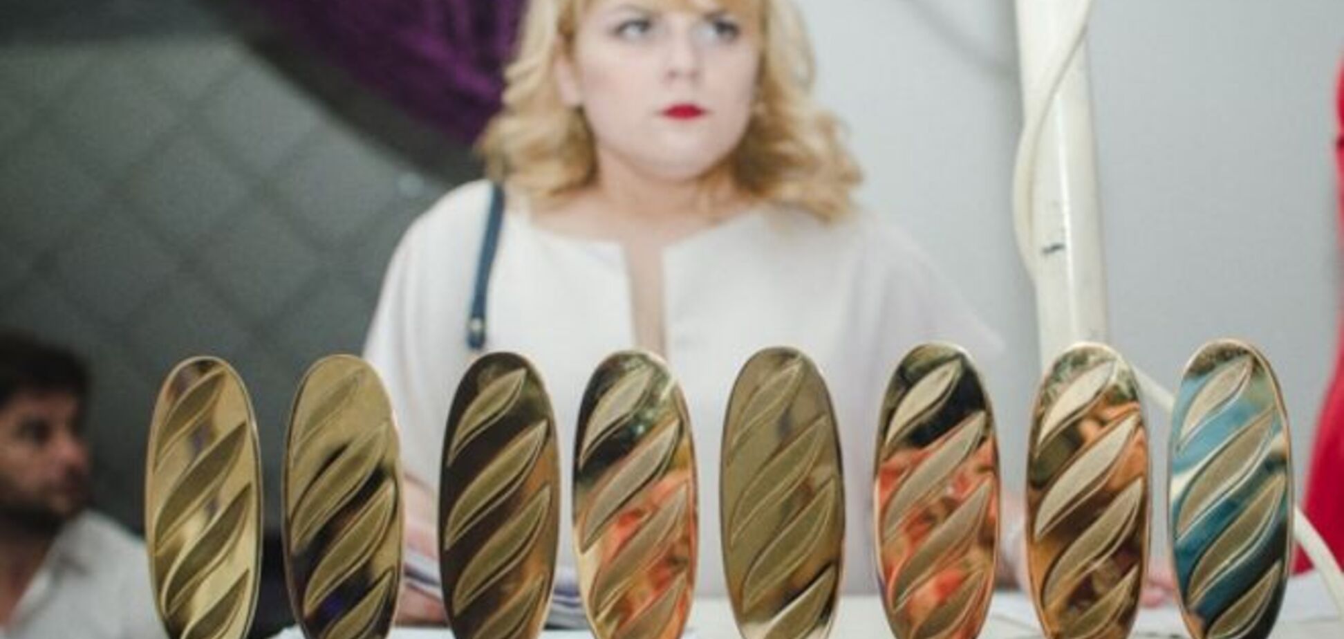 В Украине 'Золотым батоном' наградили 'злую собаку' Фреймут и Алешу-'воришку'