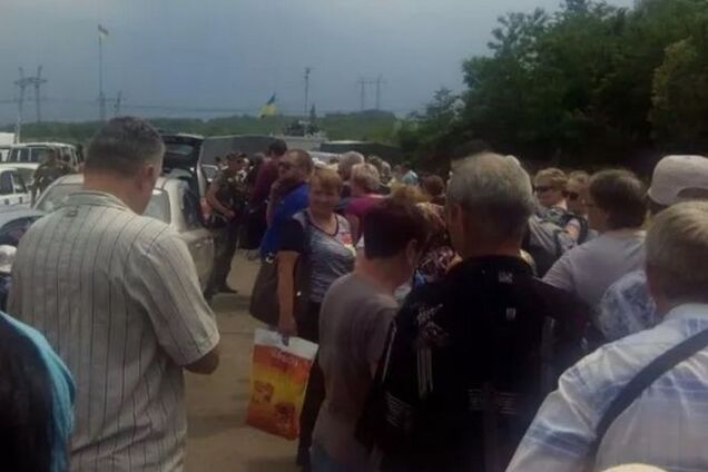 Жители Донбасса из-за новых правил пешком переходят линию разграничения