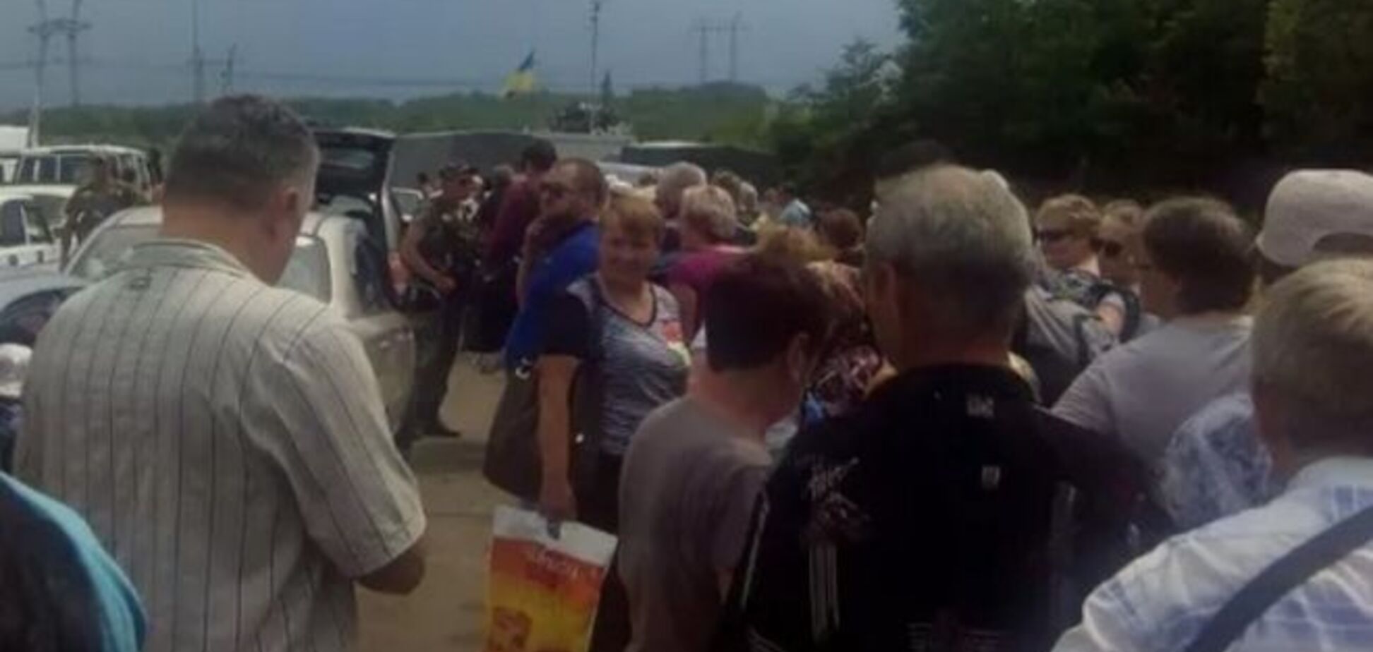 Жители Донбасса из-за новых правил пешком переходят линию разграничения