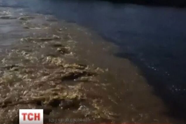 Киевляне пожаловались на вонючую воду, которую сбрасывают в Днепр