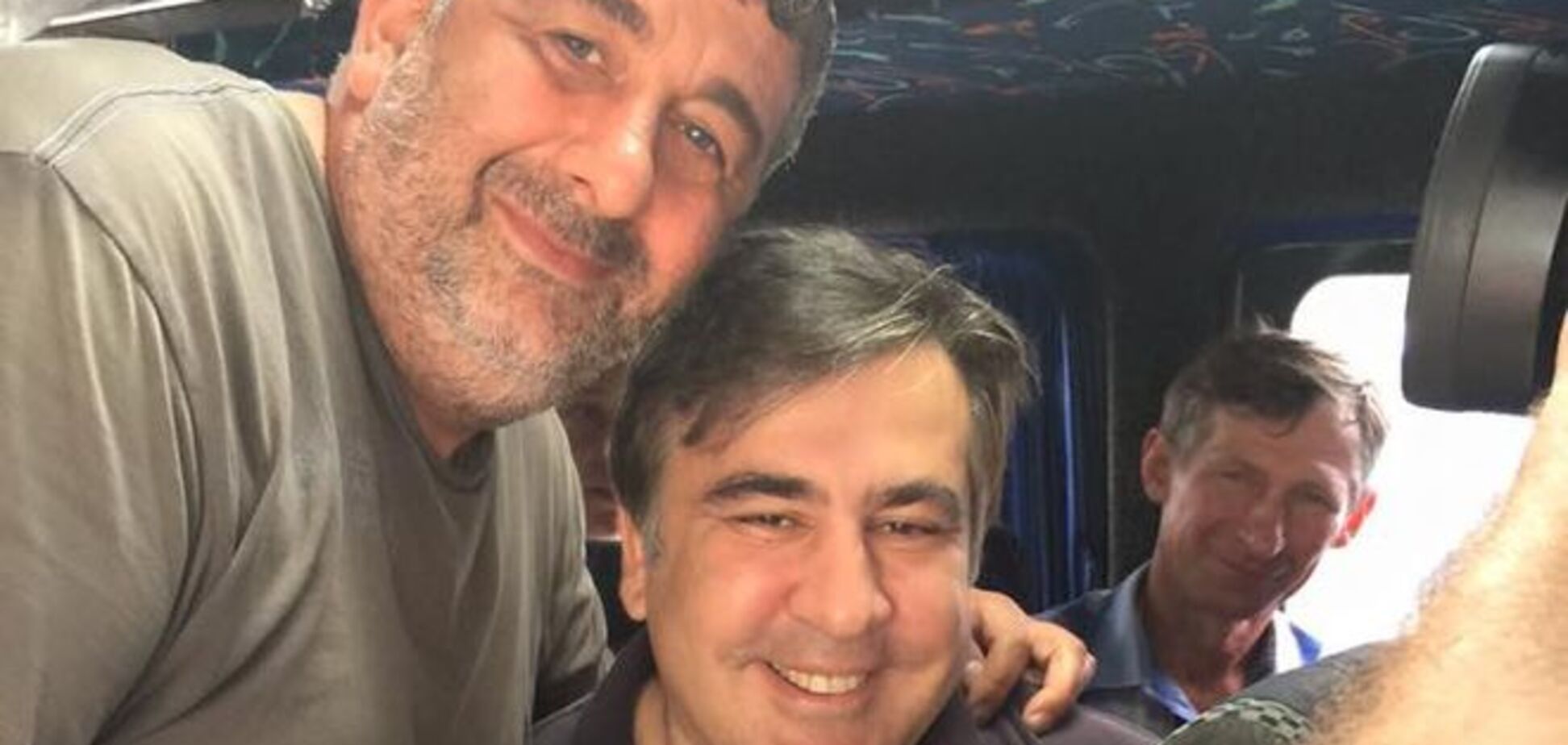 Саакашвили испытал на себе всю 'прелесть' одесских дорог: фотофакт
