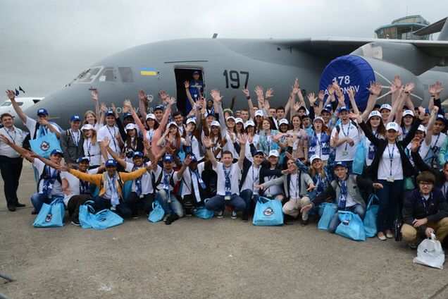 Мне бы в небо: украинские студенты прикоснулись к будущему авиации в Ле Бурже