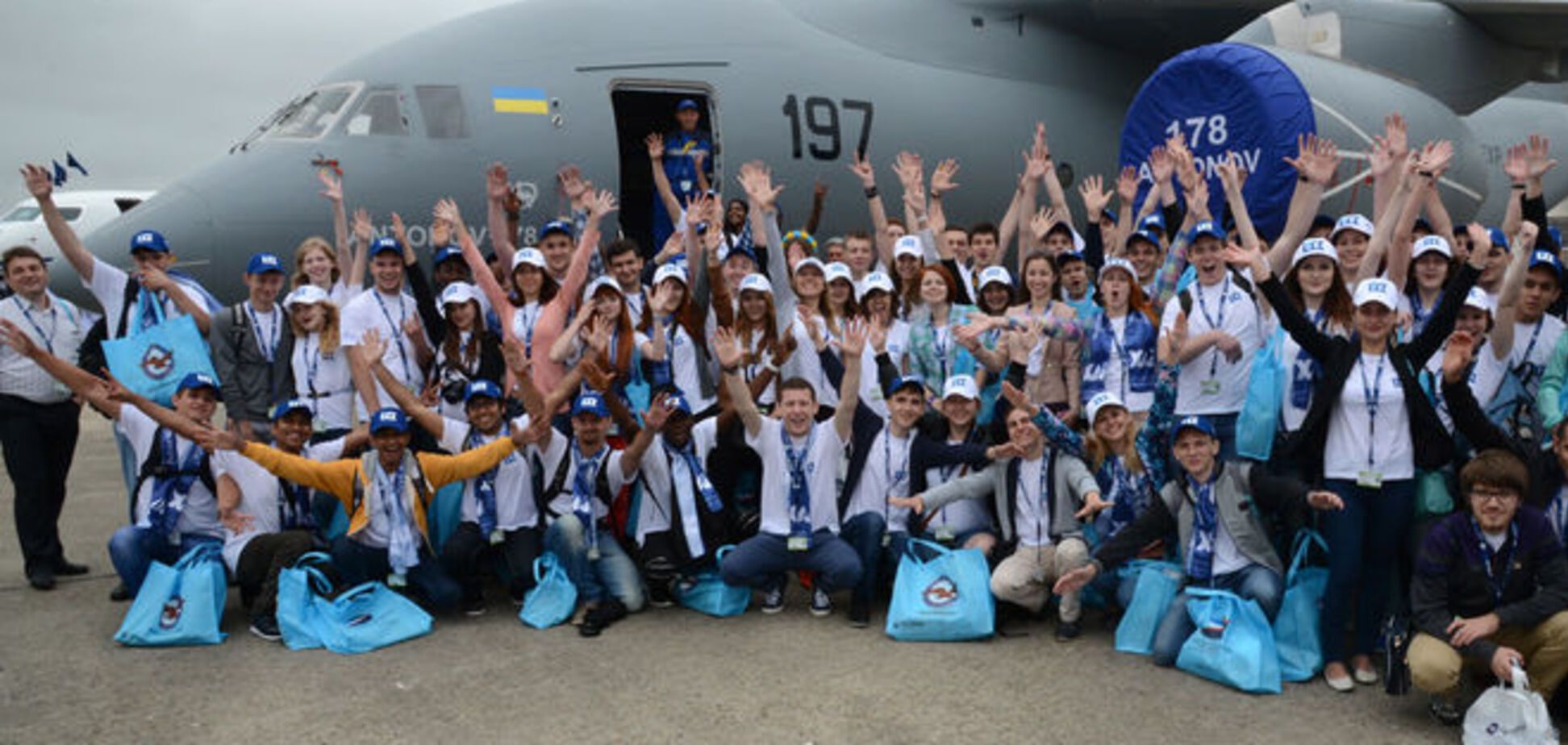 Мне бы в небо: украинские студенты прикоснулись к будущему авиации в Ле Бурже