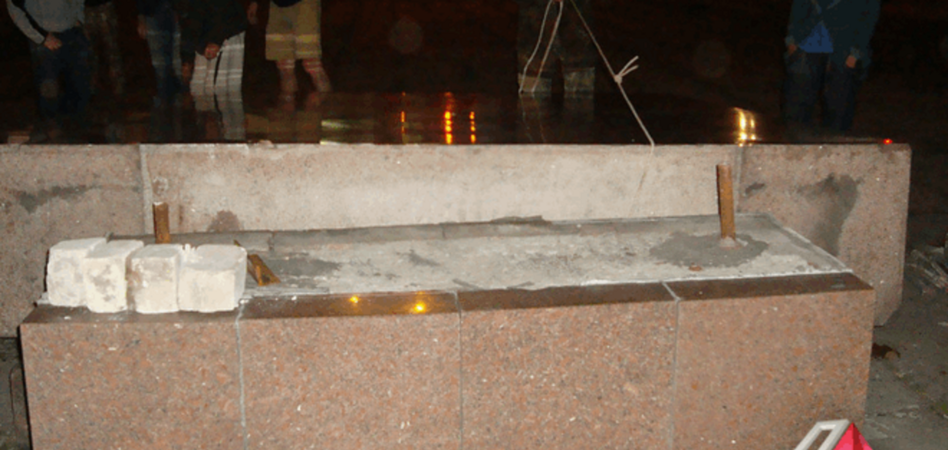 В Николаеве повалили многострадальный барельеф Ленину: фото- и видеофакты