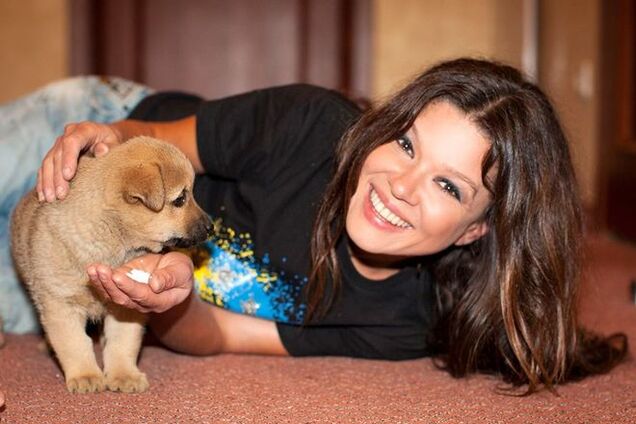 Берите пример: Руслана подобрала бездомных кота и собаку