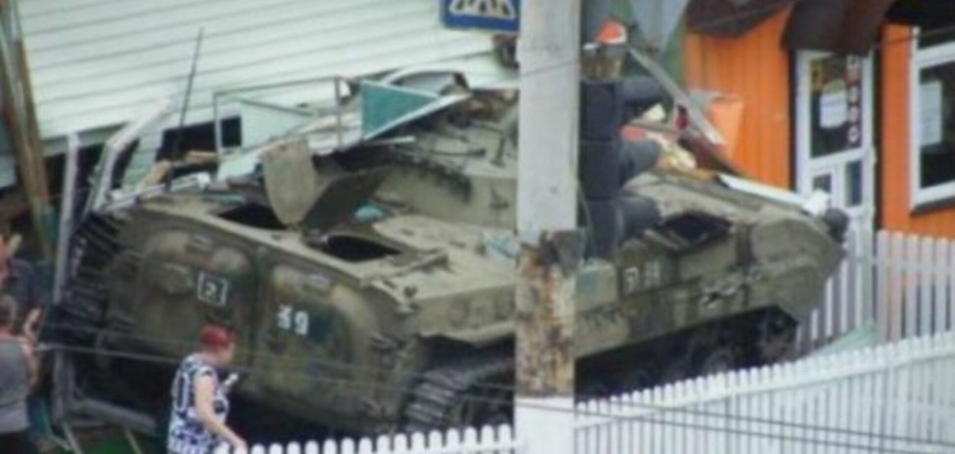 Будни 'ЛНР': в Луганске БМП разгромил пивную. Есть пострадавшие