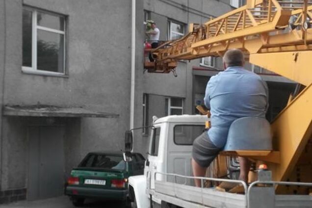 На Киевщине муж с букетом пригнал к роддому кран 