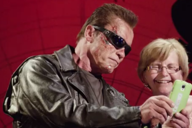 Мне нужен твой байк и одежда: оживший 'Терминатор' произвел фурор в музее Тюссо