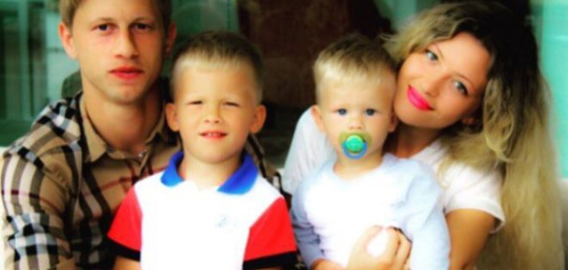 Фото дня: футболист 'Днепра' с красавицей женой и детишками