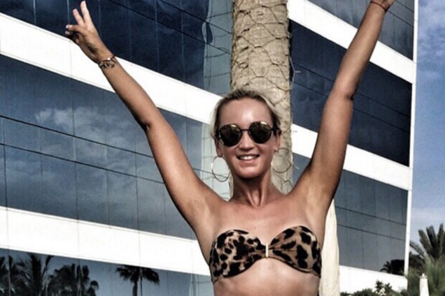 Оля Бузова разгневала поклонников Фриске своими фото в купальнике