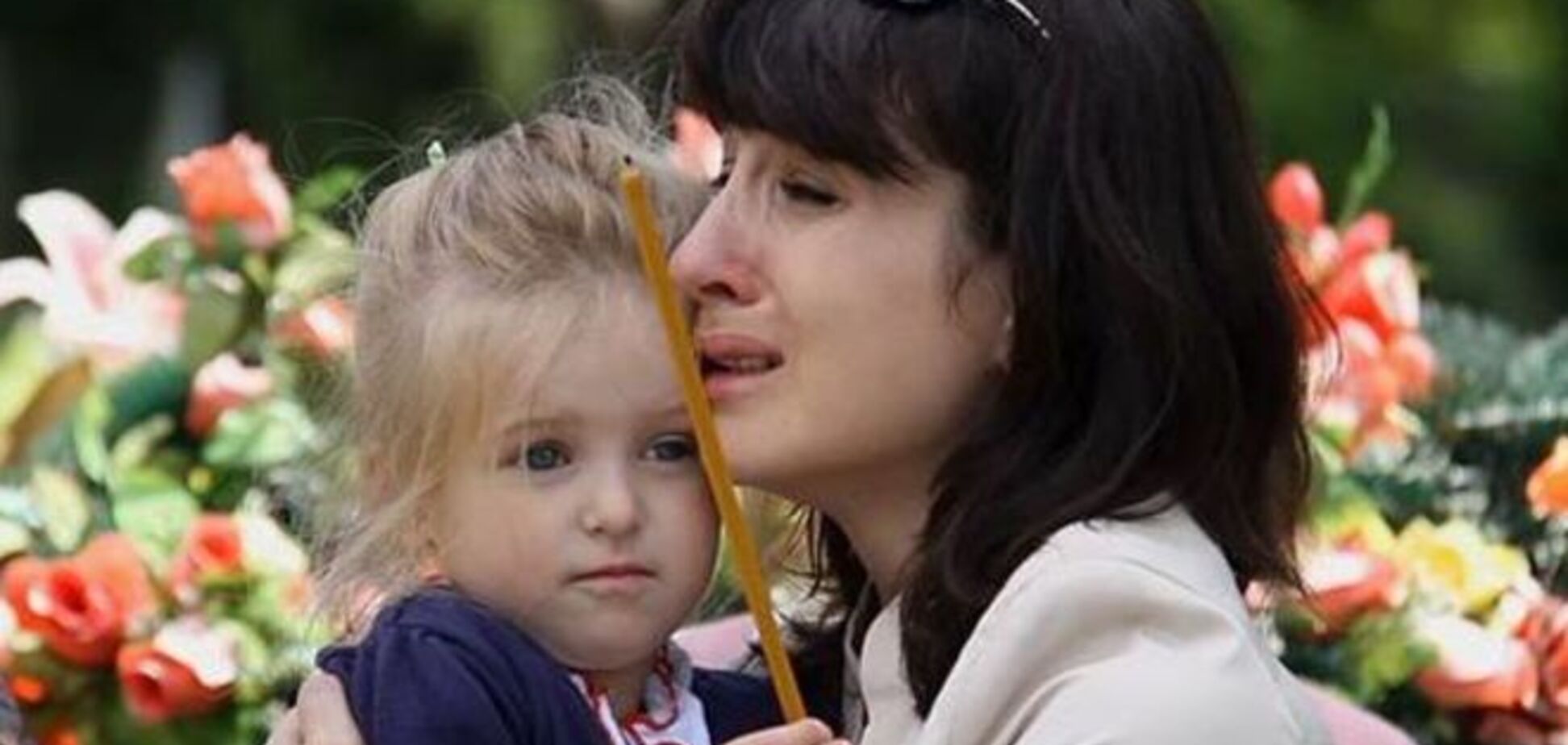 Одні руки тримають автомати, інші - тягнуть портфелі