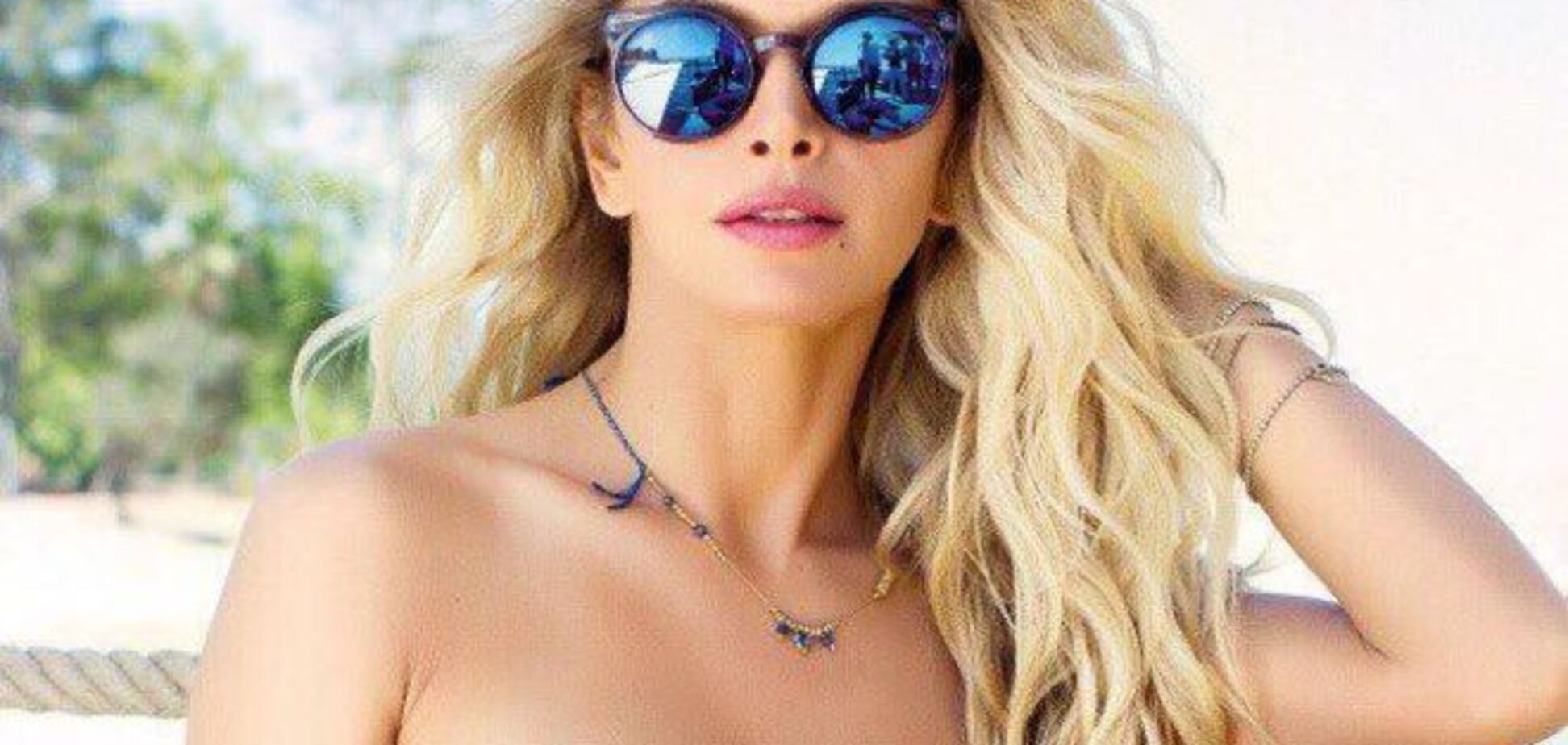 Брежнева выложила новую серию своих сексапильных фото