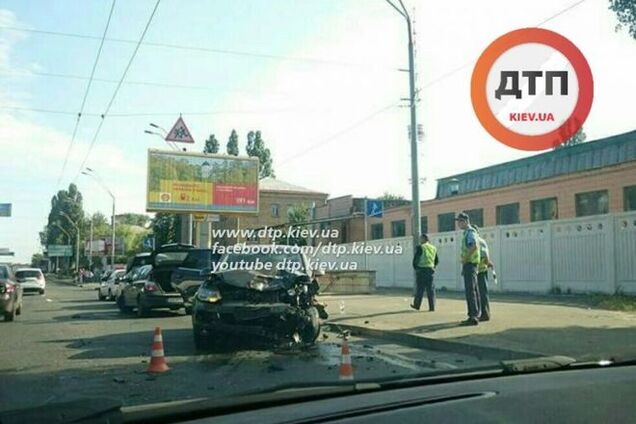 У Києві на перехресті зіткнулися два автомобілі: фото з місця ДТП