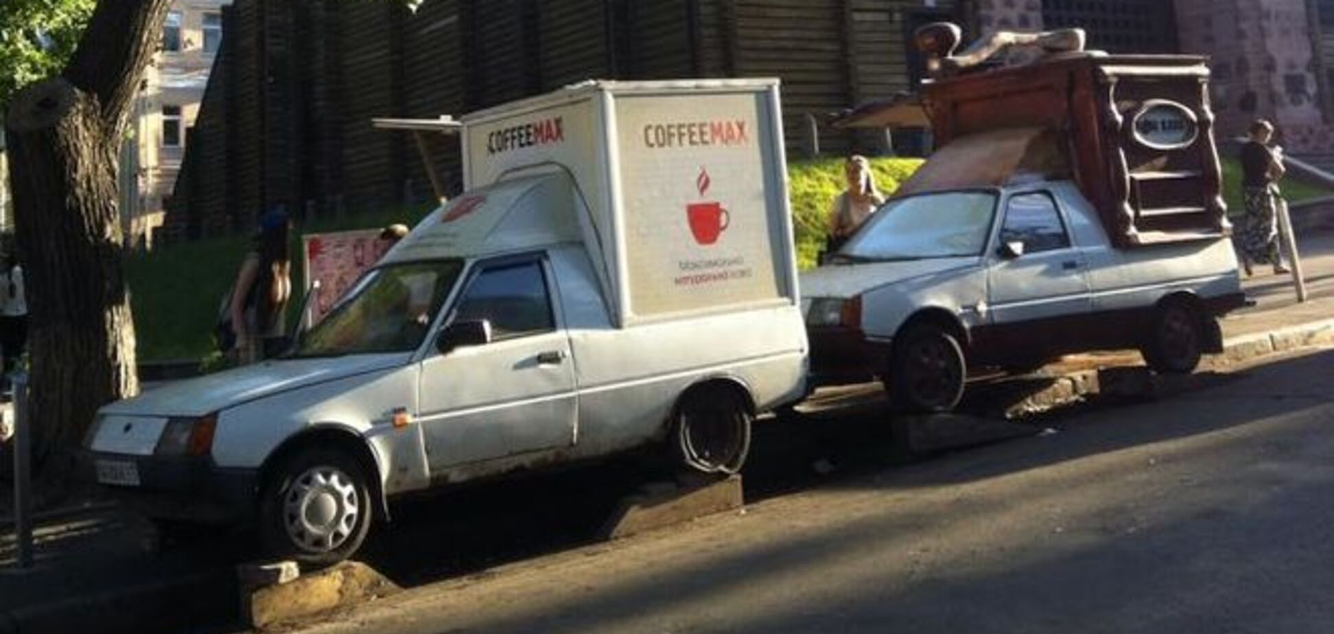 В Киеве кофемобили припарковались 'не совсем на тротуаре': фотофакт