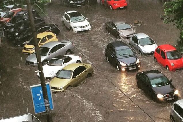 Днепропетровск затопило: плавающие авто и фонтаны из грязи