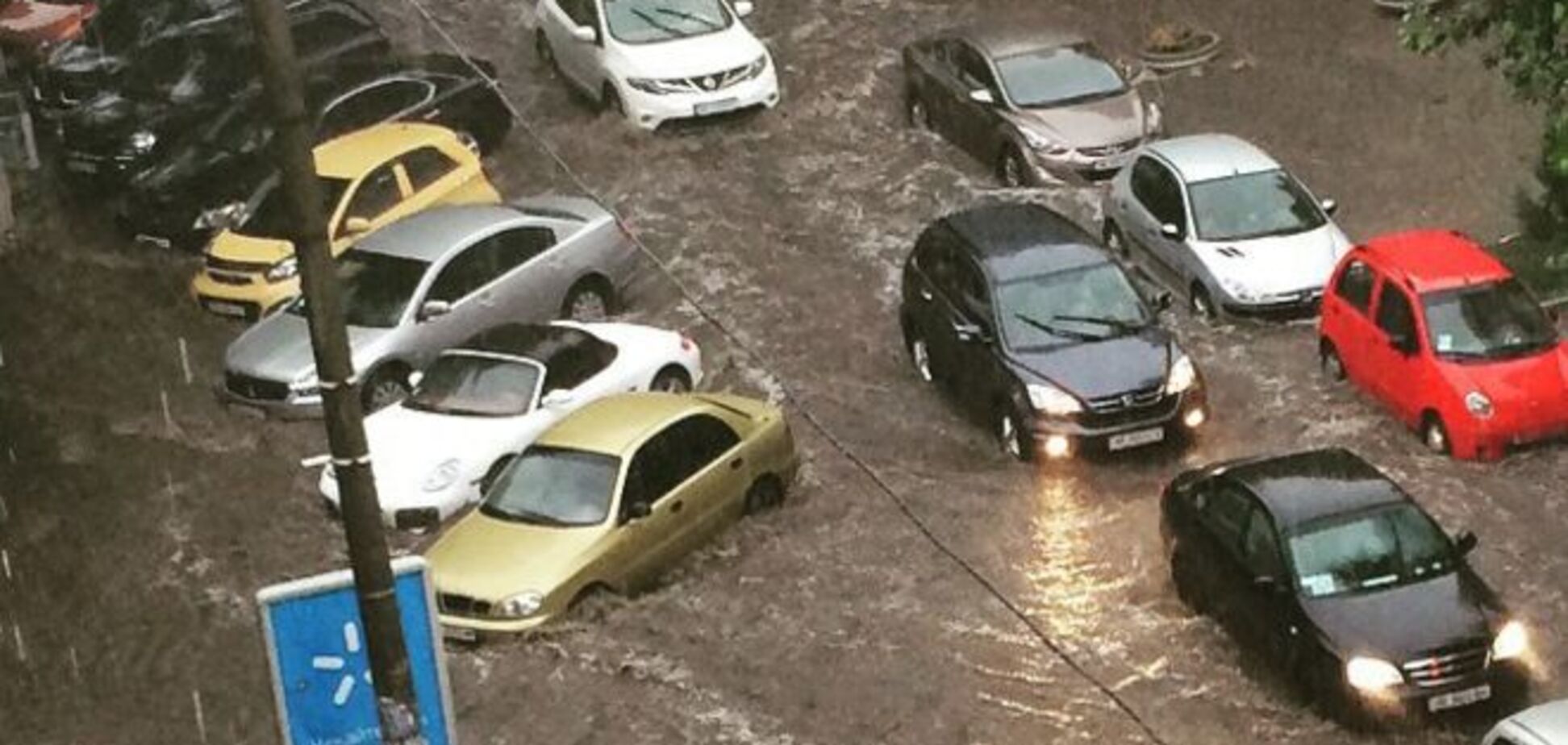 Дніпропетровськ затопило: плаваючі авто і фонтани з бруду