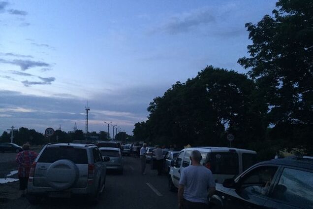 Из-за новых правил на пунктах пропуска в зоне АТО образовались километровые очереди: опубликованы фото