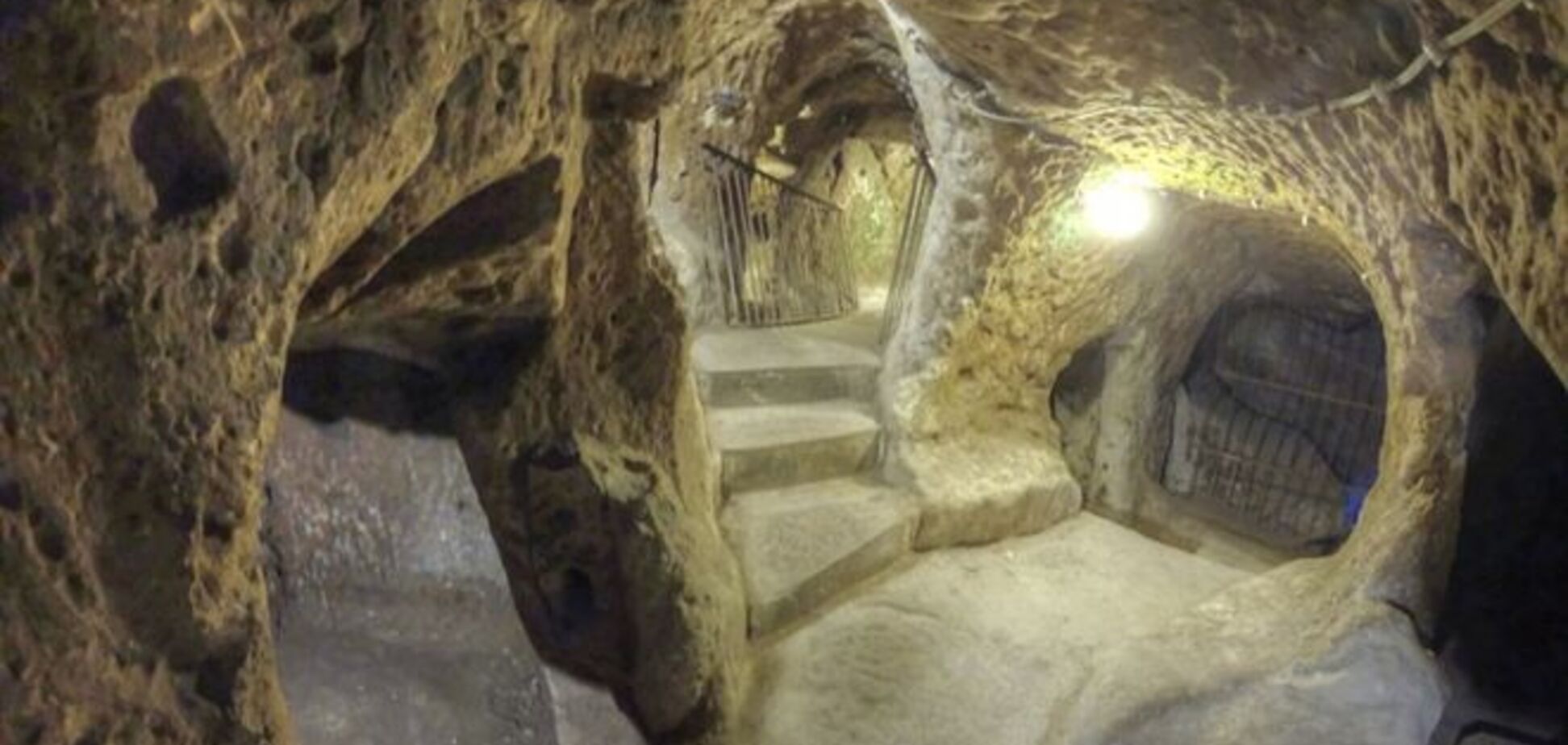 Удивительное открытие: мужчина, делая ремонт, нашел огромный подземный город