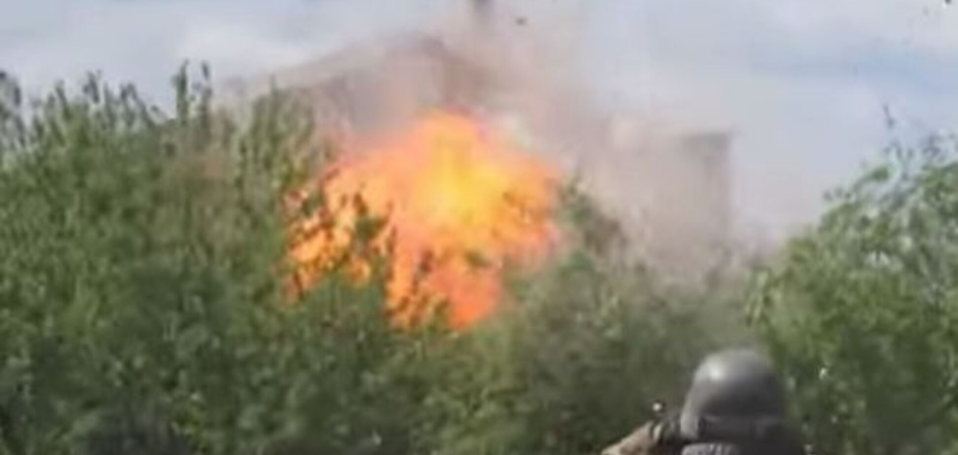 Опубліковано відео 'блискавичного' викурювання бійцями АТО терористів із захопленого будинку
