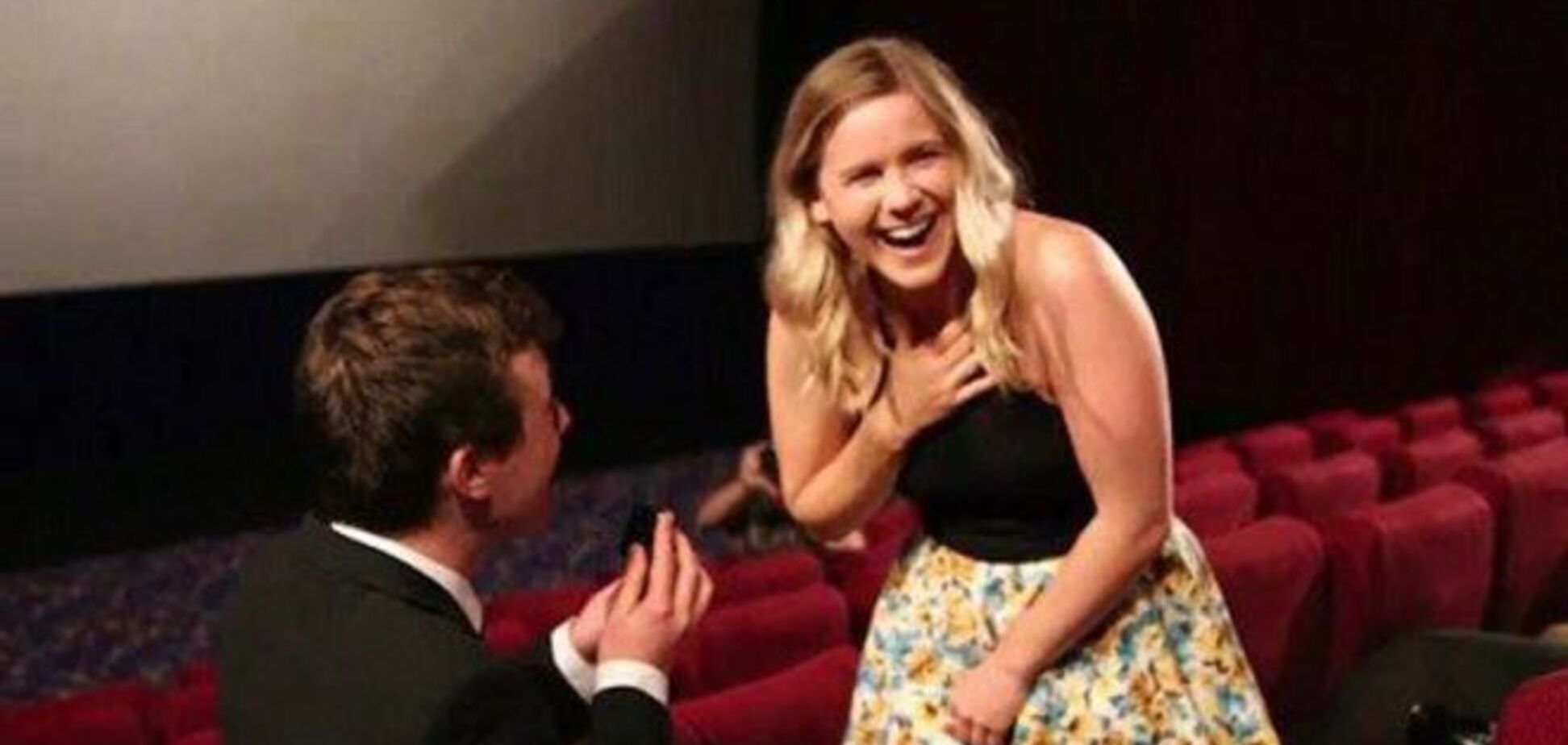 Парень сделал оригинальное предложение своей девушке: потрясающее видео