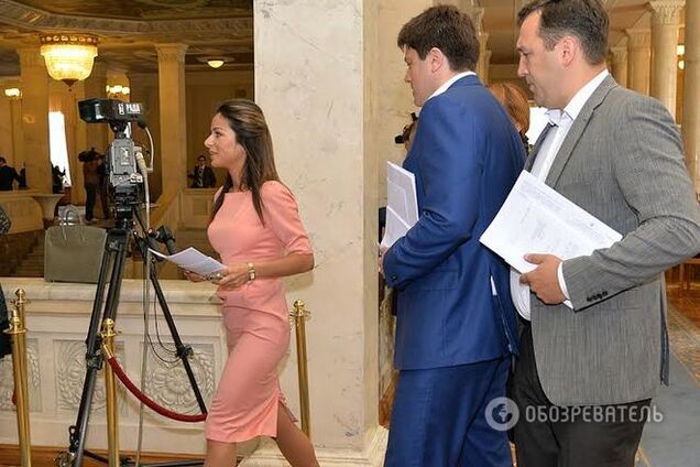 Мужчины в Раде не могли оторвать глаз от красавицы Златы Огневич: фотофакт