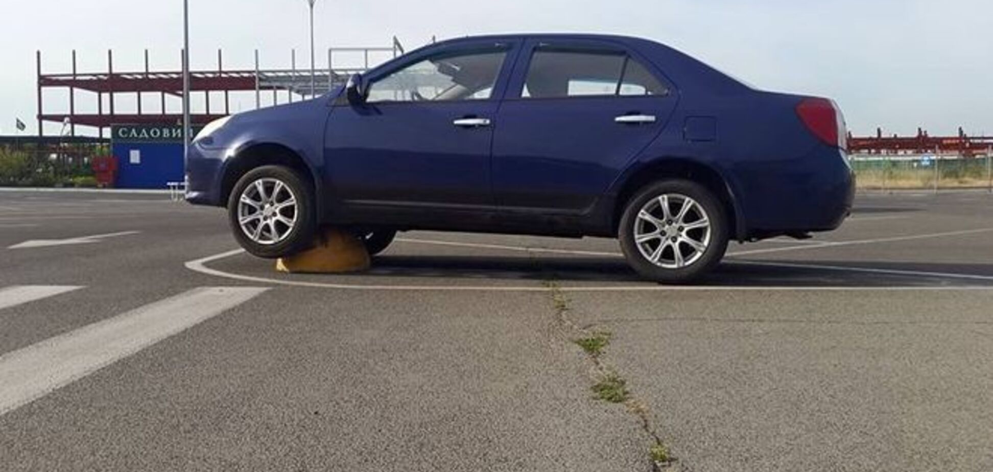 Курьезное ДТП в Киеве: 'герой парковки' взлетел на бетонном горбе