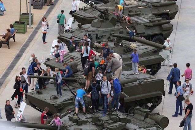 В России на военной выставке дети просто 'облепили' танки: фотофакт
