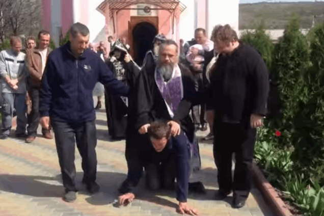 'Не женіть біса!' У Придністров'ї батюшка верхи їздив на 'одержимому': душевне відео