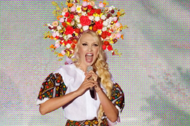 Полякова сменила кокошник на венок и украсила вышивкой трусы