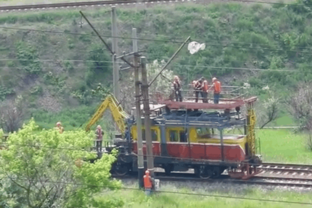 'Захарченко на особняк': в Горловке засняли, как оккупанты срезают провода над железной дорогой