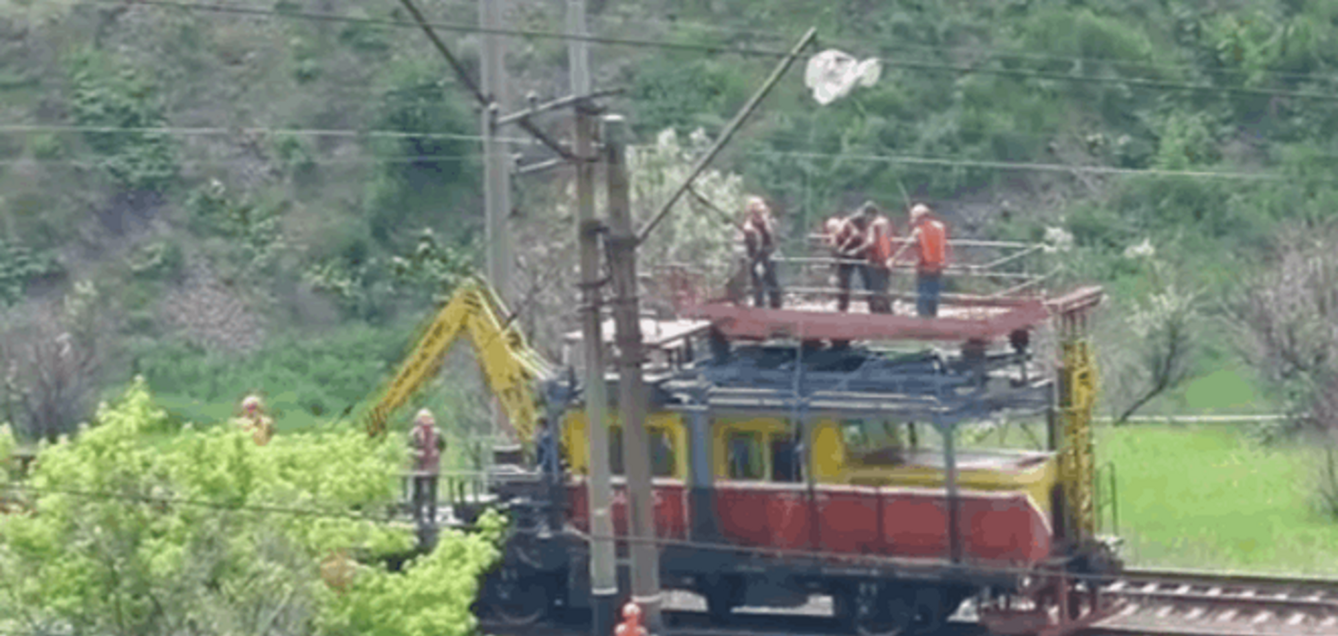 'Захарченку на особняк': у Горлівці зняли, як окупанти зрізають дроти над залізницею