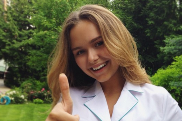 Юная дочка Дмитрия Маликова сменила короткое платье на белый халат