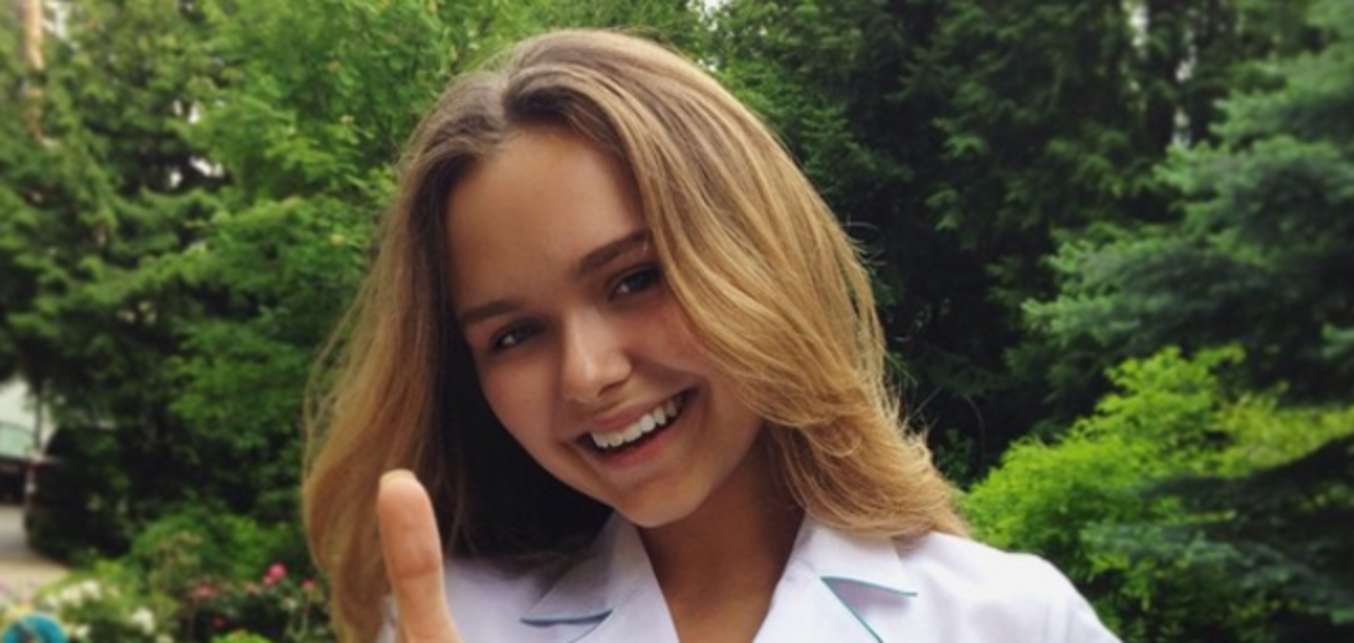 Юная дочка Дмитрия Маликова сменила короткое платье на белый халат