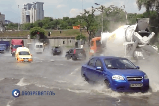 В Киеве дорогу возле метро залило кипятком: опубликованы фото и видео