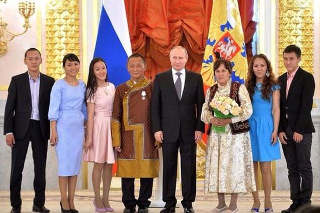 По всей России собирали: за орденами к Путину приехали самые низкорослые семьи