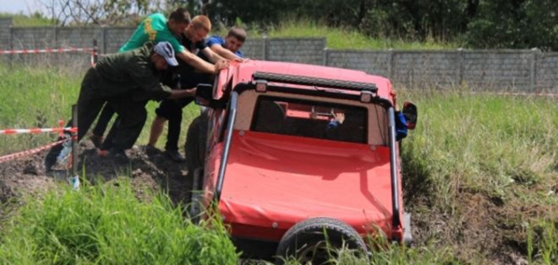 Танки надоели. В 'ЛНР' устроили гонки по грязи на внедорожниках: фото развлечения