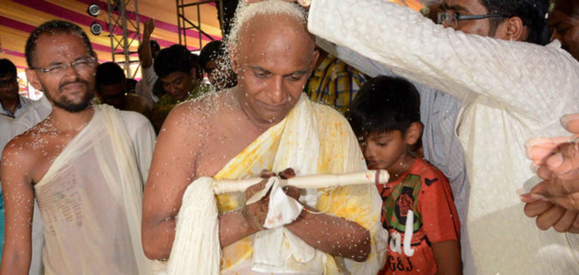 Индийский миллионер дал обет безбрачия и ушел в монастырь