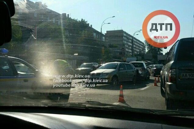 В Киеве в ДТП столкнулись 4 автомобиля: фотофакт