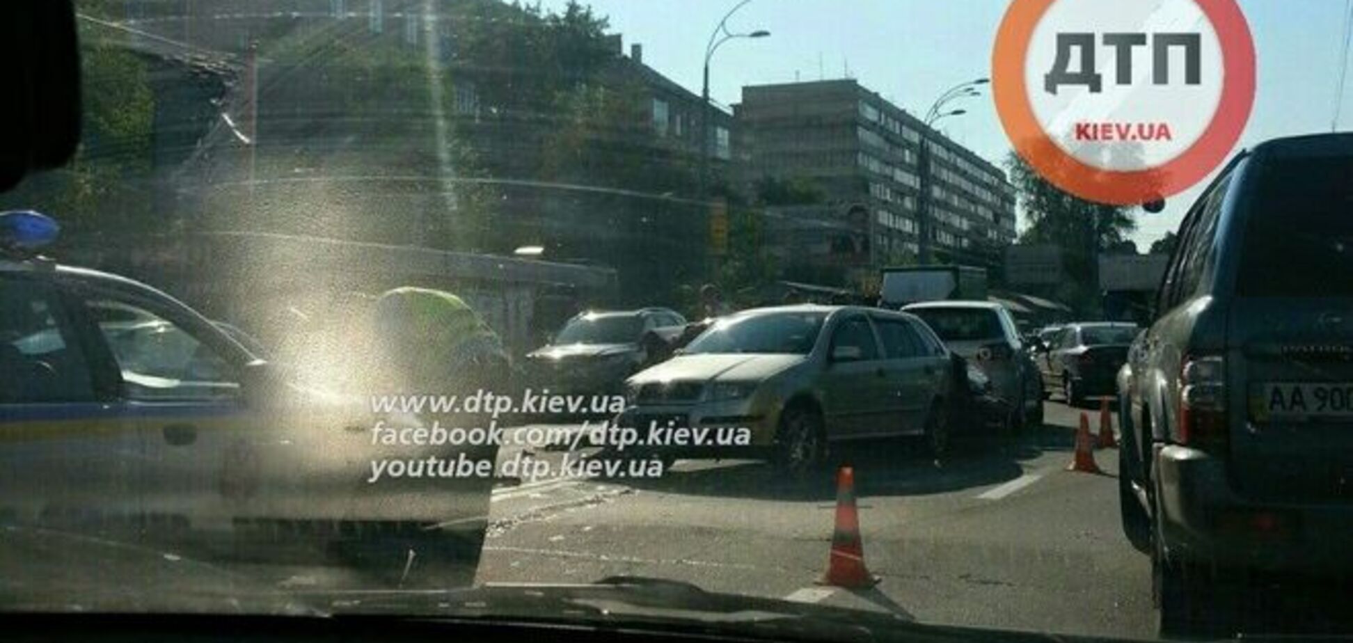 В Киеве в ДТП столкнулись 4 автомобиля: фотофакт