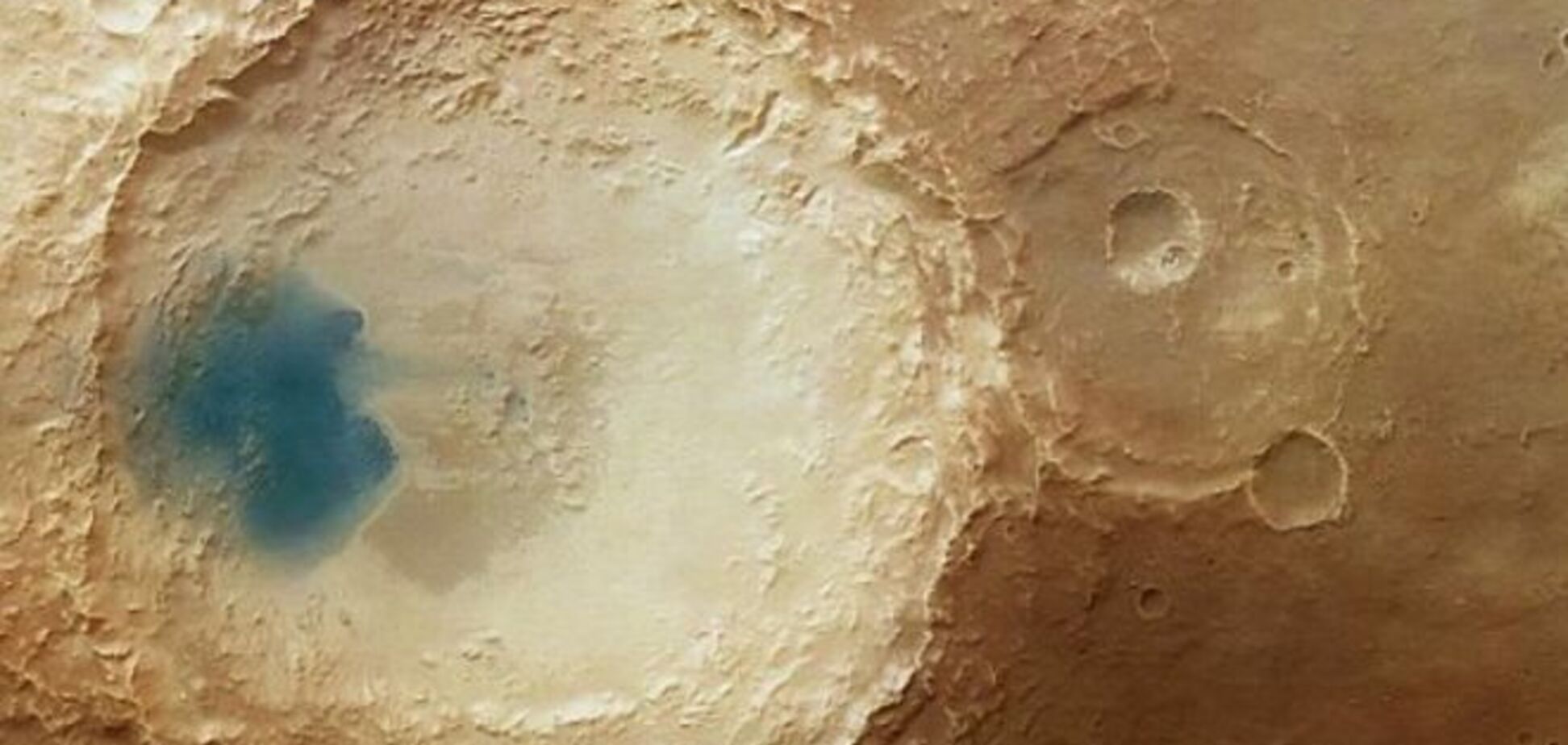 Ученых озадачили таинственные синие лагуны на Марсе: фотофакт